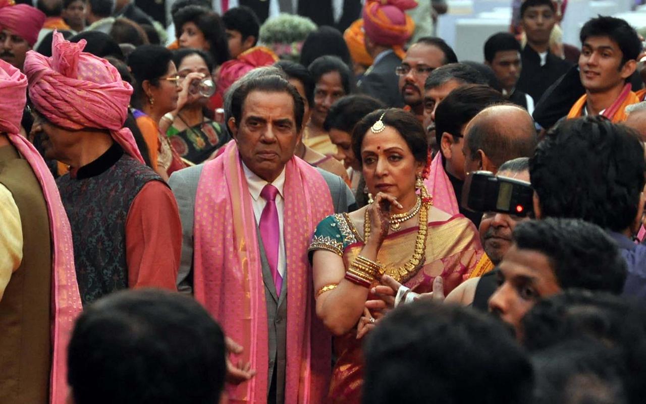 While Hema Malini chose to live separately, Dharmendra made sure to be present on important occasions in her life. The couple look absolutely adorable in this pic from daughter Ahana Deol's wedding.